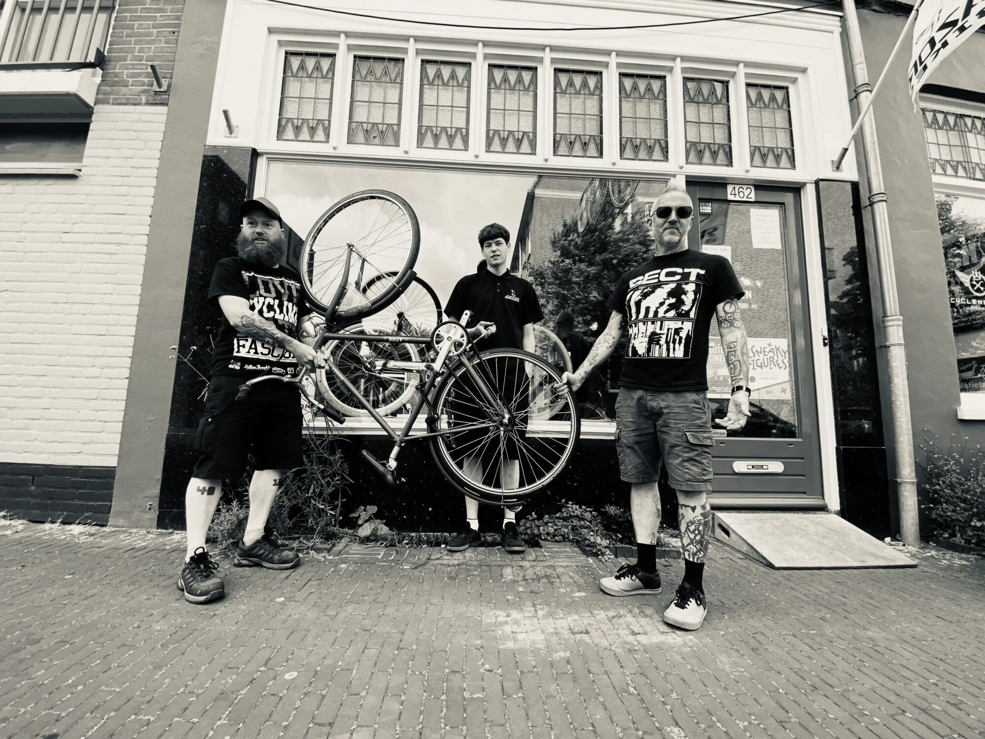 Het team van CycleNation voor de winkel aan de Klarendalseweg 462, met een fiets in de handen